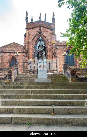 La scultura in bronzo di Lady Wulfrun si trova in cima a una scala in pietra all'esterno della chiesa di St Peters, nel centro di Wolverhampton, Regno Unito Foto Stock