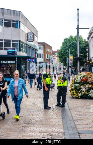 Una vista su Dudley Street nel centro di Wolverhampton. Gli agenti di polizia sono fuori per incontrare il pubblico. Foto Stock