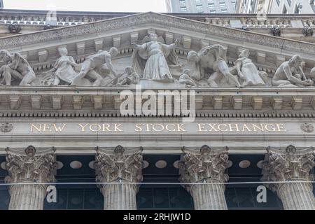 Iscrizione sulla facciata della Borsa di New York (NYSE, "The Big Board") Foto Stock