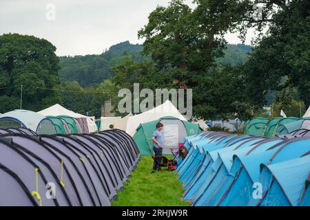 Glanusk Park, Regno Unito. Giovedì 17 agosto 2023. Campeggiatori che arrivano al Green Man Festival 2023 a Glanusk Park, Brecon Beacons, Galles. Data foto: Giovedì 17 agosto 2023. Il credito fotografico dovrebbe leggere: Richard Gray/Alamy Live News Foto Stock