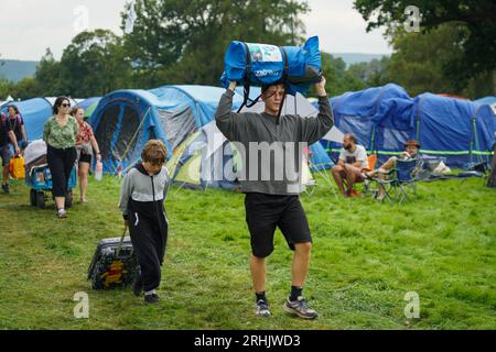 Glanusk Park, Regno Unito. Giovedì 17 agosto 2023. Campeggiatori che arrivano al Green Man Festival 2023 a Glanusk Park, Brecon Beacons, Galles. Data foto: Giovedì 17 agosto 2023. Il credito fotografico dovrebbe leggere: Richard Gray/Alamy Live News Foto Stock