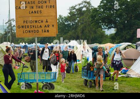 Glanusk Park, Regno Unito. Giovedì 17 agosto 2023. Campeggiatori che arrivano al Green Man Festival 2023 a Glanusk Park, Brecon Beacons, Galles. Data foto: Giovedì 17 agosto 2023. Il credito fotografico dovrebbe leggere: Richard Gray/Alamy Live News Foto Stock