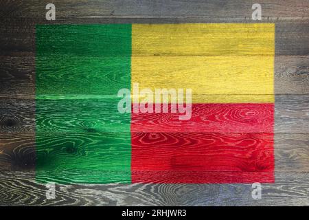Bandiera Benin su sfondo rustico in legno antico Foto Stock