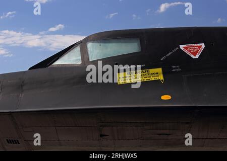 Edwards Air Force base, California, USA / 15 ottobre 2022: L'area di pilotaggio di un Lockheed SR-71 Blackbird è mostrata da una vista esterna. Foto Stock