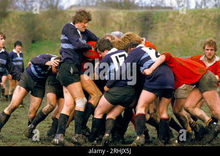 Rhiwbina, Cardiff, Galles, circa 1995. Uomini che giocano a rugby del villaggio contro una squadra del Cumberland. 1990S UK HOMER SYKES Foto Stock