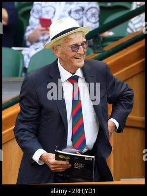 Londra, Regno Unito. 6 luglio 2018. Immagine © concessa in licenza a Parsons Media. 17/08/2023. Londra, Regno Unito. Sir Michael Parkinson muore. Immagine del file scattata il 06/07/2018. Londra, Regno Unito. Torneo di tennis di Wimbledon - giorno cinque. Sir Michael Parkinson e sua moglie Mary nel Royal Box sul campo centrale il quinto giorno dei Campionati di tennis di Wimbledon. Foto di Credit: andrew parsons/Alamy Live News Foto Stock