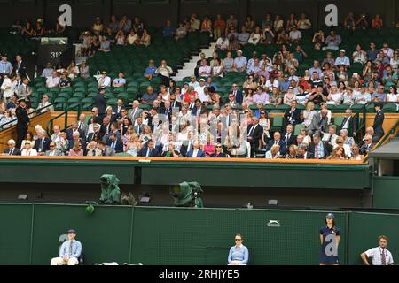 Londra, Regno Unito. 6 luglio 2018. Immagine © concessa in licenza a Parsons Media. 17/08/2023. Londra, Regno Unito. Sir Michael Parkinson muore. Immagine del file scattata il 06/07/2018. Londra, Regno Unito. Torneo di tennis di Wimbledon - giorno cinque. Sir Michael Parkinson e sua moglie Mary nel Royal Box sul campo centrale il quinto giorno dei Campionati di tennis di Wimbledon. Foto di Credit: andrew parsons/Alamy Live News Foto Stock