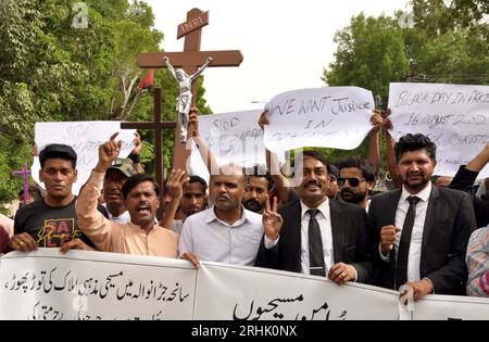 Hyderabad, Pakistan, 17 agosto 2023. I membri della comunità cristiana stanno organizzando una manifestazione di protesta contro l'attacco alle chiese a Jaranwala, al club stampa di Hyderabad giovedì 17 agosto 2023. Foto Stock