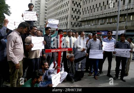 Hyderabad, Pakistan, 17 agosto 2023. I membri della comunità minoritaria stanno organizzando una manifestazione di protesta contro la violenza contro la comunità minoritaria e hanno condannato l'attacco alle chiese nell'incidente di Jaranwala, tenutosi al club stampa di Karachi giovedì 17 agosto 2023. Foto Stock