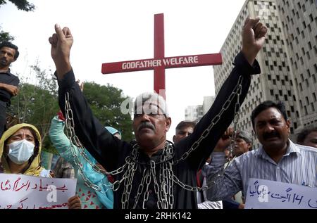 Hyderabad, Pakistan, 17 agosto 2023. I membri della comunità minoritaria stanno organizzando una manifestazione di protesta contro la violenza contro la comunità minoritaria e hanno condannato l'attacco alle chiese nell'incidente di Jaranwala, tenutosi al club stampa di Karachi giovedì 17 agosto 2023. Foto Stock