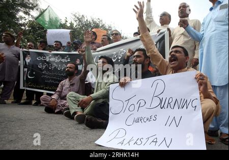 Hyderabad, Pakistan, 17 agosto 2023. I membri della comunità cristiana stanno organizzando una manifestazione di protesta contro l'attacco alle chiese a Jaranwala, al circolo stampa di Peshawar giovedì 17 agosto 2023. Foto Stock