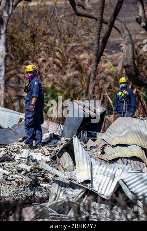 Lahaina, Stati Uniti. 15 agosto 2023. I membri della Joint Task Force 50 perquisiscono le macerie delle case alla ricerca di resti in seguito a incendi che hanno travolto la città, il 15 agosto 2023 a Lahaina, Maui, Hawaii. Gli incendi alimentati da forti venti uccisero almeno 100 persone e distrussero migliaia di case sull'isola. Credito: SSgt. Matthew Foster/U.S. National Guard/Alamy Live News Foto Stock