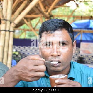 Ritratto di un uomo che mangia al campo profughi di Balukhali. Circa 919.000 rifugiati Rohingya vivono nei campi di Kutupalong e Nayapara nella regione del Bazar di Cox, che sono diventati alcuni dei campi più grandi e densamente popolati del mondo. Bangladesh. Foto Stock