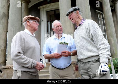 Dodici delle squadre vincitrici della Coppa del mondo 1966 sono state riunite oggi sul campo da golf Brocton Hall nello Staffordshire. Fratelli Bobby Charlton e Jack Charlton con Ron Flowers. Foto Stock