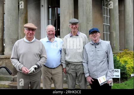 Dodici delle squadre vincitrici della Coppa del mondo 1966 sono state riunite oggi sul campo da golf Brocton Hall nello Staffordshire. Sir Bobby Charlton, Ron Flowers, Gordon Banks, George Eastham. Foto Stock