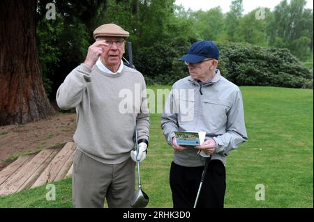 Dodici delle squadre vincitrici della Coppa del mondo 1966 sono state riunite sul campo da golf Brocton Hall nello Staffordshire. Sir Bobby Charlton e Nobby Stiles Foto Stock