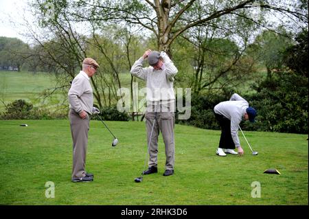 Dodici delle squadre vincitrici della Coppa del mondo 1966 sono state riunite oggi sul campo da golf Brocton Hall nello Staffordshire. Sir Bobby Charlton, Jack Charlton e Nobby Stiles. Foto Stock