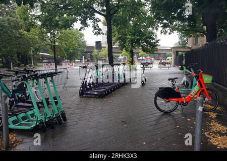 Düsseldorf, Germania - 2 agosto 2023 gli e-scooter a noleggio verde menta di Tier sono parcheggiati ordinatamente di fila. Foto Stock