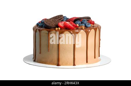 Torta di compleanno al cioccolato con frutti di bosco e biscotti tagliati su sfondo bianco Foto Stock