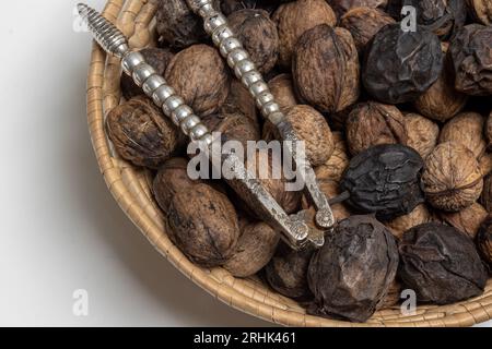 foto sovrapposta di noci fresche con lo schiaccianoci vintage Foto Stock