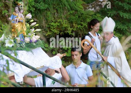 Processione. Assunzione. Monseigneur Matthieu Rougé, évêque de Nanterre. Les Contamines-Montjoie. Haute-Savoie. Auvergne-Rhône-Alpes. Francia. Europa. Foto Stock