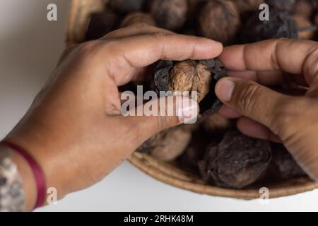 foto sovrapposta di noci fresche con lo schiaccianoci vintage Foto Stock