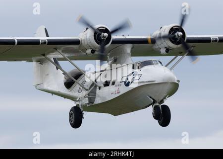 Salta fuori la PBY Consolidated Catalina a completamento della sua esposizione aerea estiva il Duxford Summer Air Show luglio 2023 Foto Stock