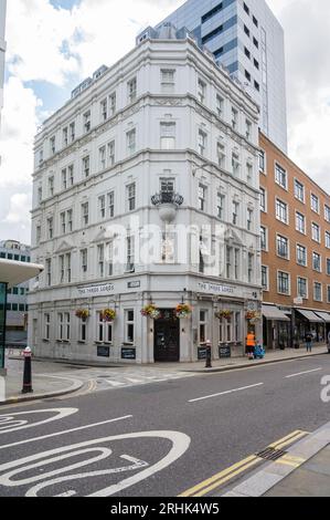 Il pub Three Lords all'angolo tra Minories e St Clare Street. Londra, Inghilterra, Regno Unito Foto Stock