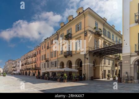 Cuneo, Piemonte, Italia - 16 agosto 2023: Paesaggio urbano in via Roma principale strada pedonale di ciottoli con antichi edifici decorati e con portici Foto Stock