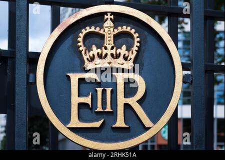 Ellr Royal cypher in metallo fuso della Regina Elisabetta II su un cancello all'esterno della Torre di Londra, Inghilterra, Regno Unito Foto Stock