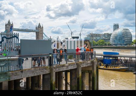 Persone che acquistano biglietti per barche sul fiume dalle biglietterie del Tower Millennium Pier. Londra, Inghilterra, Regno Unito Foto Stock
