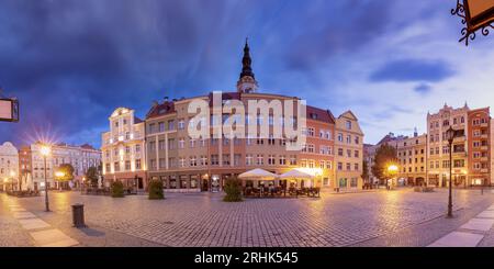 Vista panoramica della vecchia piazza del mercato alla luce delle lanterne all'alba. Swidnica. Polonia. Foto Stock