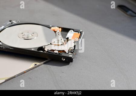 Dettaglio di un disco fisso per notebook evidenziato, a simboleggiare il supporto tecnico e il progresso tecnologico. Concetto tra assistenza tecnica e tecnologia Foto Stock