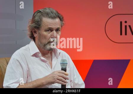 Farnborough, Hants, Regno Unito. 17 agosto 2023. Scene del primo giorno del British Motor Show all'aeroporto internazionale di Farnborough. La nostra immagine mostra: Guru dell'automobilismo e redattore Mike Rutherford Credit: Motofoto/Alamy Live News Foto Stock