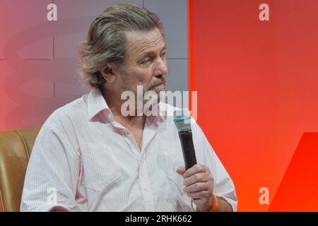 Farnborough, Hants, Regno Unito. 17 agosto 2023. Scene del primo giorno del British Motor Show all'aeroporto internazionale di Farnborough. La nostra immagine mostra: Guru dell'automobilismo e redattore Mike Rutherford Credit: Motofoto/Alamy Live News Foto Stock