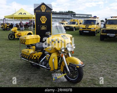 Farnborough, Hants, Regno Unito. 17 agosto 2023. Scene del primo giorno del British Motor Show all'aeroporto internazionale di Farnborough. La nostra immagine mostra: Lo stand dell'Automobile AssociationÕs con i suoi veicoli di recupero stradale classici e storici credito: Motofoto/Alamy Live News Foto Stock