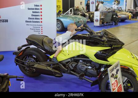 Farnborough, Hants, Regno Unito. 17 agosto 2023. Scene del primo giorno del British Motor Show all'aeroporto internazionale di Farnborough. La nostra immagine mostra: Il giovane ragazzo finge di essere Barry Sheene su una motocicletta elettrica credito: Motofoto/Alamy Live News Foto Stock