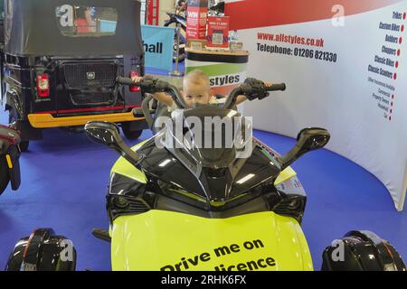 Farnborough, Hants, Regno Unito. 17 agosto 2023. Scene del primo giorno del British Motor Show all'aeroporto internazionale di Farnborough. La nostra immagine mostra: Il giovane ragazzo finge di essere Barry Sheene su una motocicletta elettrica credito: Motofoto/Alamy Live News Foto Stock