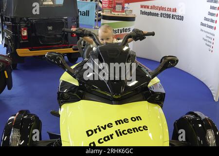 Farnborough, Hants, Regno Unito. 17 agosto 2023. Scene del primo giorno del British Motor Show all'aeroporto internazionale di Farnborough. La nostra immagine mostra: Il giovane ragazzo finge di essere Barry Sheene su una motocicletta elettrica credito: Motofoto/Alamy Live News Foto Stock