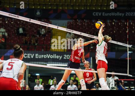 Monza, Italia. 17 agosto 2023. Bozana Butigan #4 della Croazia in azione durante il CEV EuroVolley 2023 Women Final Round Pool B, partita di pallavolo tra Bulgaria e Croazia all'Arena di Monza, Monza, Italia il 16 agosto 2023 Credit: Independent Photo Agency/Alamy Live News Foto Stock