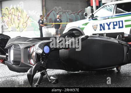 Bronx, Stati Uniti. 17 agosto 2023. Scooter visto sul cemento dove si è riposato dopo l'incidente. Un maschio adulto non identificato che stava guidando una moto viaggiando verso ovest sulla East 170th Street quando perse il controllo e colpì un camion nel Bronx, New York, Stati Uniti il 17 agosto 2023. È stato dichiarato deceduto sulla scena alle 9:22 ora orientale, giovedì mattina. L'autobus MTA poteva essere visto anche sulla scena del crimine. Il conducente del carrello è rimasto sul luogo, l'incidente mortale del veicolo rimane sotto indagine. Credito: SOPA Images Limited/Alamy Live News Foto Stock