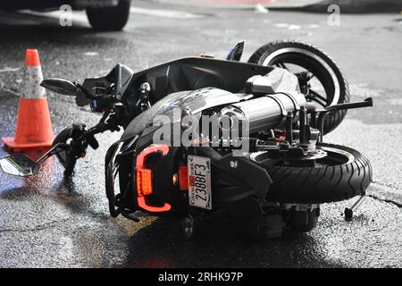 Bronx, Stati Uniti. 17 agosto 2023. Scooter visto sul cemento dove si è riposato dopo l'incidente. Un maschio adulto non identificato che stava guidando una moto viaggiando verso ovest sulla East 170th Street quando perse il controllo e colpì un camion nel Bronx, New York, Stati Uniti il 17 agosto 2023. È stato dichiarato deceduto sulla scena alle 9:22 ora orientale, giovedì mattina. L'autobus MTA poteva essere visto anche sulla scena del crimine. Il conducente del carrello è rimasto sul luogo, l'incidente mortale del veicolo rimane sotto indagine. Credito: SOPA Images Limited/Alamy Live News Foto Stock