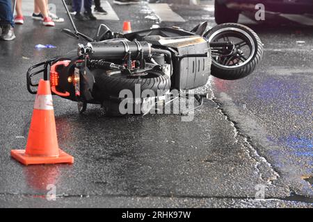 Bronx, Stati Uniti. 17 agosto 2023. Scooter visto sul cemento dove si è riposato dopo l'incidente. Un maschio adulto non identificato che stava guidando una moto viaggiando verso ovest sulla East 170th Street quando perse il controllo e colpì un camion nel Bronx, New York, Stati Uniti il 17 agosto 2023. È stato dichiarato deceduto sulla scena alle 9:22 ora orientale, giovedì mattina. L'autobus MTA poteva essere visto anche sulla scena del crimine. Il conducente del carrello è rimasto sul luogo, l'incidente mortale del veicolo rimane sotto indagine. Credito: SOPA Images Limited/Alamy Live News Foto Stock