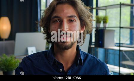Ritratto maschile di uomo d'affari di successo ispanico-arabo medio-orientale felice allegro uomo etnico imprenditore imprenditore datore di lavoro lavoratore d'ufficio Foto Stock