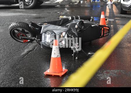 Bronx, Stati Uniti. 17 agosto 2023. Scooter visto sul cemento dove si è riposato dopo l'incidente. Un maschio adulto non identificato che stava guidando una moto viaggiando verso ovest sulla East 170th Street quando perse il controllo e colpì un camion nel Bronx, New York, Stati Uniti il 17 agosto 2023. È stato dichiarato deceduto sulla scena alle 9:22 ora orientale, giovedì mattina. L'autobus MTA poteva essere visto anche sulla scena del crimine. Il conducente del carrello è rimasto sul luogo, l'incidente mortale del veicolo rimane sotto indagine. Credito: SOPA Images Limited/Alamy Live News Foto Stock