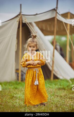 Incantevole bambino in abito ricamato al festival vichingo in Danimarca Foto Stock