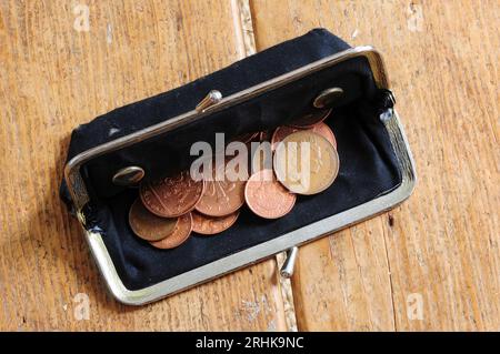 borsetta e contanti da donna, sterline Foto Stock