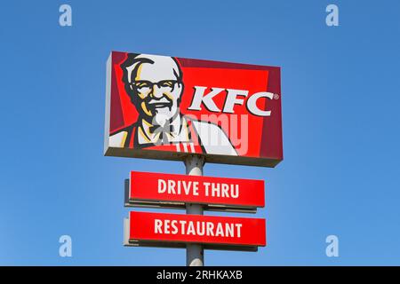 Mdina, Malta - 4 agosto 2023: Grande cartello per un ristorante drive thru gestito dal Kentucky Fried Chicken KFC isolato contro un cielo blu profondo Foto Stock