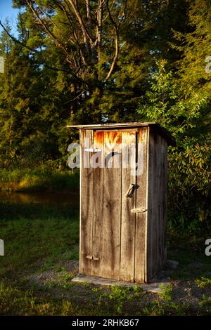 Outhouse situato presso il Lions Park di Stoystown, Pennsylvania, come parte della mostra sull'antica scuola Foto Stock