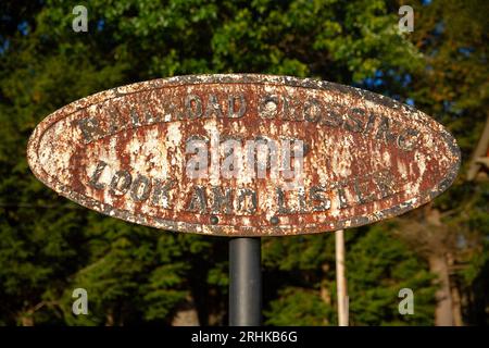 Antico cartello di attraversamento ferroviario presso la stazione ferroviaria Antique, B&o Railroad, Stoystown (Kantner) PA, situata a Lions Park sulla North Club Road Foto Stock